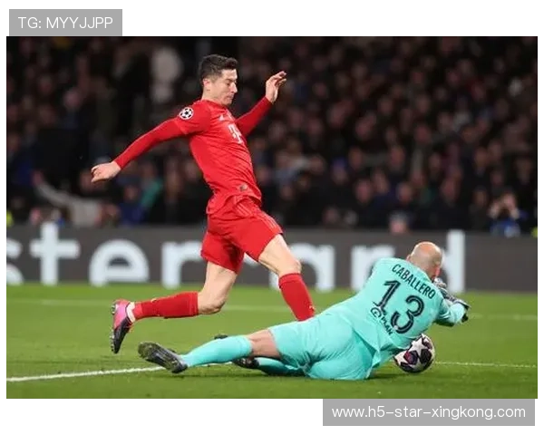 莱万连续变向之后顺脚推射，拜仁攻势不断升级