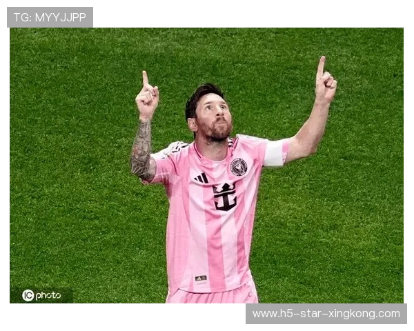 迈阿密国际狂欢夜曝光,梅西高举奖杯的画面极具感染力 迈阿密国际狂欢夜曝光,梅西高举奖杯的画面极具感染力