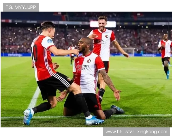 费耶诺德中前场在比赛中冲击对手防线