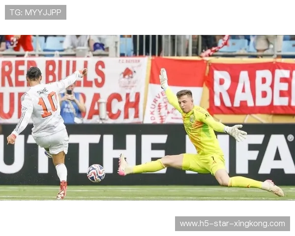 拜仁萨内下底传中后点补射得分：速度与默契成就的赛场对话