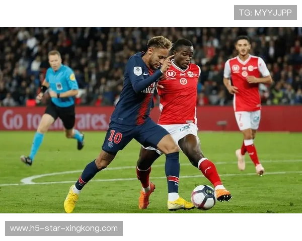 法甲里昂边路突破拉开布局，禁区威胁倍增